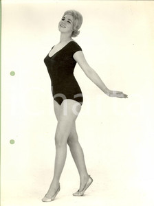 Fotografia d epoca originale 1960 ca MODA INTIMO VINTAGE Modella in body nero alla ringhiera Foto 18x24 1