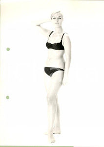 Fotografia d epoca originale 1960 ca MODA MARE VINTAGE Modella posa in bikini nero Foto 24x18 1