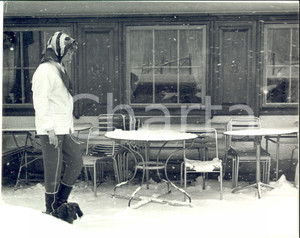 Fotografia d epoca originale 1960 ca KLOSTERS CH Paola del BELGIO davanti a un bistrot Fotografia 27x20 cm 1