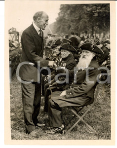 Fotografia d epoca originale 1940 ca LONDON ? Il principe Arthur de CONNAUGHT tra i veterani Foto 16x21 1