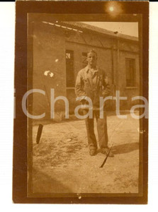 Fotografia d epoca originale 1930 ca LOMBARDIA ? Giovane operaio in officina Fotografia 6x9 cm 1