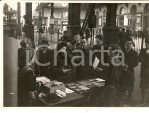 Fotografia d epoca originale 1950 ca FRANCE Banchetto di vendita in una stazione ferroviaria Foto 17x13 1