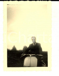 Fotografia d epoca originale 1960 ca AREA LOMBARDA Un giovane in sella alla sua VESPA Foto VINTAGE 7x10 1