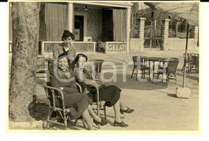 Fotografia d epoca originale 1960 ca AREA LOMBARDA Pomeriggio di tre amiche al bar Foto VINTAGE 10x6 cm 1