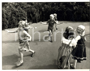 Fotografia d epoca originale 1982 BONN Asilo infantile MONTESSORI  Attività in cortile Foto 21x17 cm 1