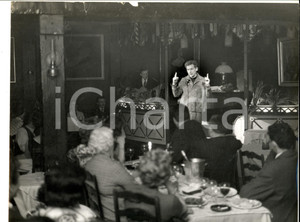 Fotografia d epoca originale 1960 ca PARIS Pierre PERRIN durante una serata al cabaret Fotografia 30x21 1