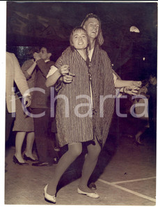 Fotografia d epoca originale 1960 ca PARIS Coppia di giovani a una festa in costume Foto VINTAGE 18x24 cm 1