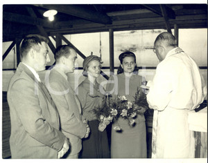 Fotografia d epoca originale 1950 ca FIRENZE Matrimonio nelle baracche per due coppie di sfollati Foto 24x18 1