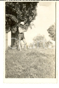 Fotografia d epoca originale 1940 ca AREA TOSCANA Ritratto di un piccolo cacciatoreFoto cartolina VINTAGE 1