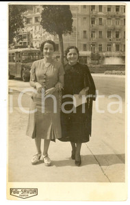 Fotografia d epoca originale 1945 ca ABBAZIA CROAZIA Ritratto di due donne in piazza Foto SAVOIA 1