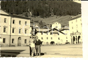Fotografia d epoca originale 1960 ca TRENTINO Turisti in piazza con VILLA FEUDALE Foto VINTAGE 10x7 1