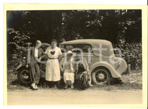 Fotografia d epoca originale 1950 ca AREA LOMBARDA ? Gruppo di famiglia con automobile Foto VINTAGE 18x13 1