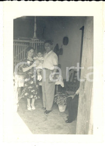 Fotografia d epoca originale 1960 ca SICILIA Famiglia con bambina in una casa rurale Foto VINTAGE 12x10 1