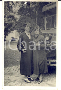 Fotografia d epoca originale 1950 ca NAPOLI ? Coppia di donne con vettura riservata Foto cartolina 1