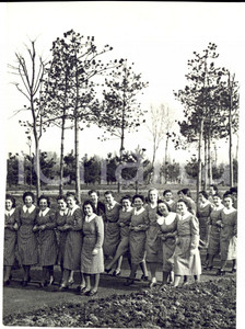 Fotografia d epoca originale 1939 MILANO Una sfilata di operaie in grembiule al parco Fotografia 10 x 14 cm 1