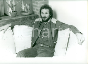 Fotografia d epoca originale 1980 ca MILANO Calcio Il calciatore brasiliano Orlando PEREIRA sul divano Foto 1