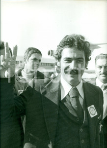 Fotografia d epoca originale 1978 BRASILE Calcio MONDIALI Calciatore Roberto RIVELINO all aeroporto Foto 1