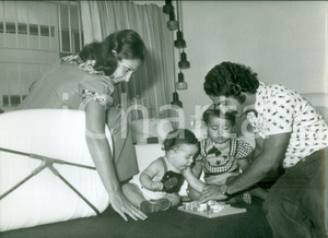 Fotografia d epoca originale 1978 BRASILE Calcio MONDIALI Calciatore Roberto RIVELINO gioca con i figli Foto 1