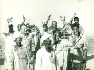 Fotografia d epoca originale 1950 ca IL CAIRO EGITTO Indigeni e turisti salutano il fotografo Fotografia 1