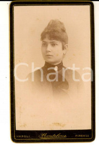 Fotografia d epoca originale 1880 ca NAPOLI Ritratto di donna con cammeo Fotografia MONTABONE 1