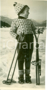Fotografia d epoca originale 1943 GERMANIA Sport invernali Un piccolo sciatore sulla neve Fotografia 1