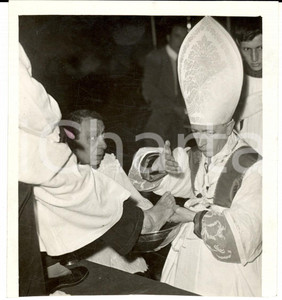 Fotografia d epoca originale 1938 MILANO Card. Ildefonso SCHUSTER effettua la lavanda dei piedi Foto 1