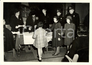 Fotografia d epoca originale 1939 ROMA MARIA di SAVOIA dona libretti di risparmio a bimbi asilo TREVICOLONNA 1