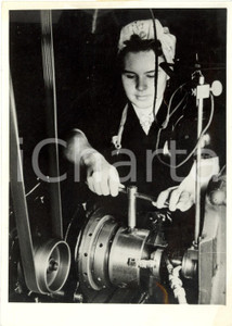 Fotografia d epoca originale 1940 ca WW2 BERLINO D Giovane operaia al lavoro in un industria bellica Foto 1