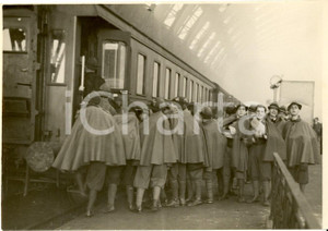 Fotografia d epoca originale 1932 MILANO 150 Avanguardisti in partenza per ROMA per esami Capo Centuria Foto 1