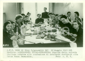 Fotografia d epoca originale 1943 ROMA WWII Donne colonia italiana cuciono indumenti CROCE ROSSA GERMANICA 1