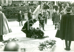 Fotografia d epoca originale 1931 BRUXELLES Anniversario VITTORIA Fiori al Monumento ai caduti FOTOGRAFIA 1