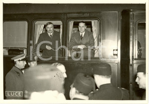 Fotografia d epoca originale 1937 ROMA Galeazzo CIANO sul treno in partenza per YUGOSLAVIA Fotografia 1