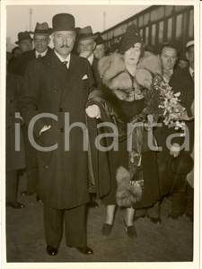 Fotografia d epoca originale 1938 PARIS F AndrÃ© FranÃ§oisPONCET et sa femme Ã  la Gare du NORD Photographie 1