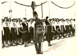 Fotografia d epoca originale 1938 ALESSANDRIA D EGITTO Reparto femminile GIL con soldato  omaggio Monumento 1