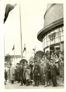 Fotografia d epoca originale 1935 ca MILANO Dopolavoristi TEDESCHI visitano la Fiera Fotografia 1