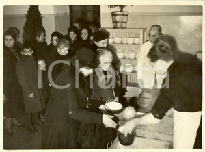 Fotografia d epoca originale 1938 MILANO Via OLMETTO Gruppo Rionale SCIESA  Poveri ricevono rancio Foto 1
