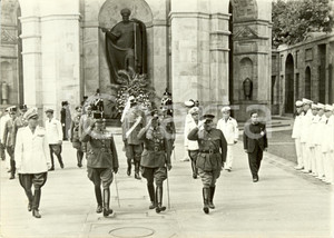Fotografia d epoca originale 1939 MILANO Missioni straniere rendono omaggio al Sacrario dei Caduti Foto 1