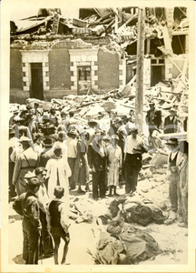 Fotografia d epoca originale 1939 CHILLAN CILE Sfollati sgomenti tra cadaveri e macerie del terremoto Foto 1