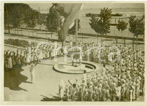 Fotografia d epoca originale 1930 ca ANZIO RM ? Bambine colonia marina salutano la bandiera Fotografia 1