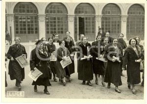 Fotografia d epoca originale 1940 ROMA Unione Famiglie Numerose  Madri ritirano medaglie d onore Fotografia 1