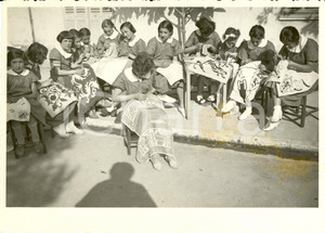Fotografia d epoca originale 1937 CANNES Francia Giovani Italiane durante il corso di ricamo Fotografia 1