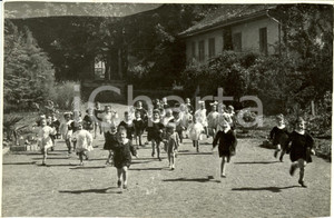 Fotografia d epoca originale 1943 MILANO Bambini giocano all asilo anche nella stagione estiva Fotografia 1