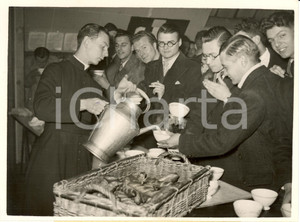 Fotografia d epoca originale 1938 PARIS F Notre Dame Victoires  SÃ©minariste sert cafÃ© aux jeunes conscrits 1