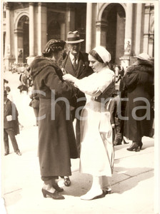 Fotografia d epoca originale 1936 MILANO Giornata della DOPPIA CROCE Crocerossina dona spilla Fotografia 1