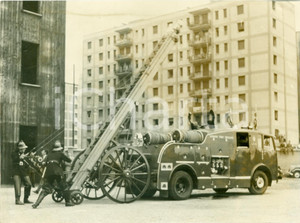 Fotografia d epoca originale 1950 ca MILANO Esercitazione vigili del fuoco di LONDRA con camionetta Foto 1