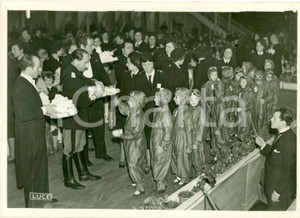 Fotografia d epoca originale 1939 ROMA Achille STARACE premi ai bimbi in costume da aviatore Mostra Minerale 1