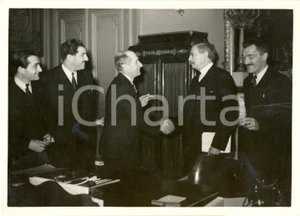Fotografia d epoca originale 1938 PARIS LÃ©on BLUM stringe mano a Paul MARCHANDEAU nuovo ministro Finanze FOTO 1