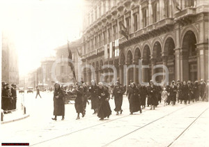 Fotografia d epoca originale 1931 Milano Vecchia FOTO madri mutilati in Piazza Duomo 1