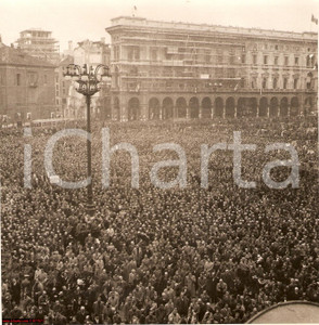 Fotografia d epoca originale 1935 Milano Piazza Duomo Lettura bollettino di guerra 1 Fotografia d epoca originale 1935 Milano Piazza Duomo Lettura bollettino di guerra 1