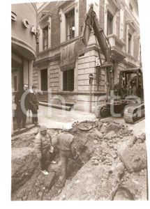 Fotografia d epoca originale 1985 ca PESARO Passanti osservano cantiere in centro città Foto 1